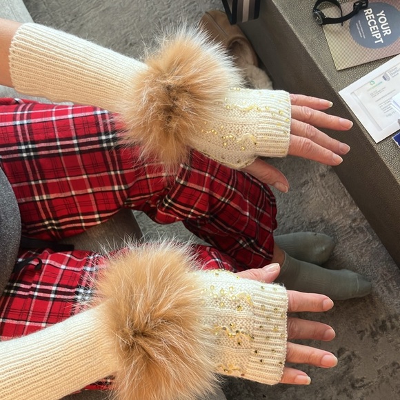 Ladies off white fingerless gloves with sequins & fox fur. - Picture 2 of 7